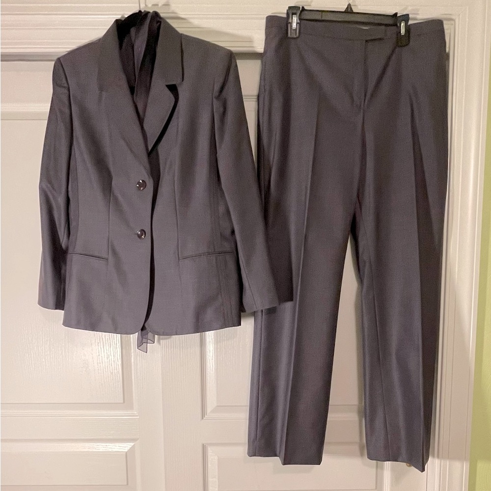 Kasper like new purple pantsuit. Size 14.